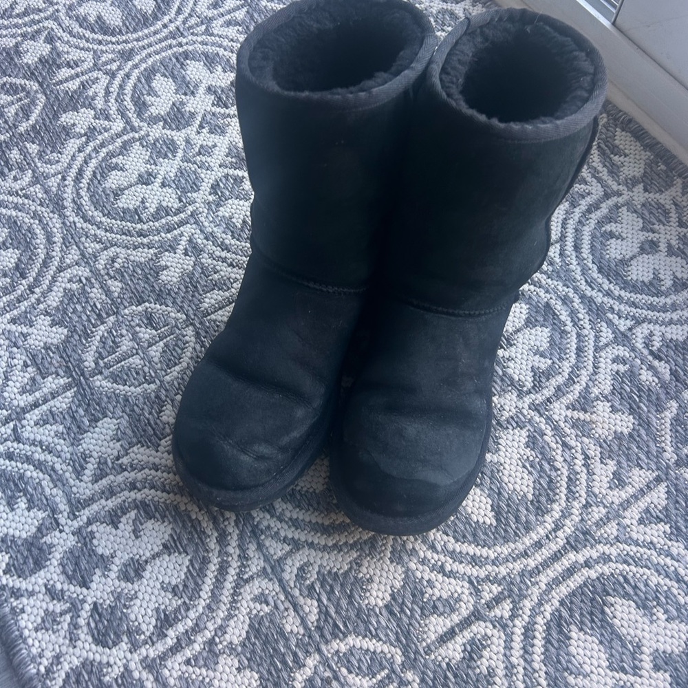 UGG women’s Classic Short Black Boots - Picture 2 of 7